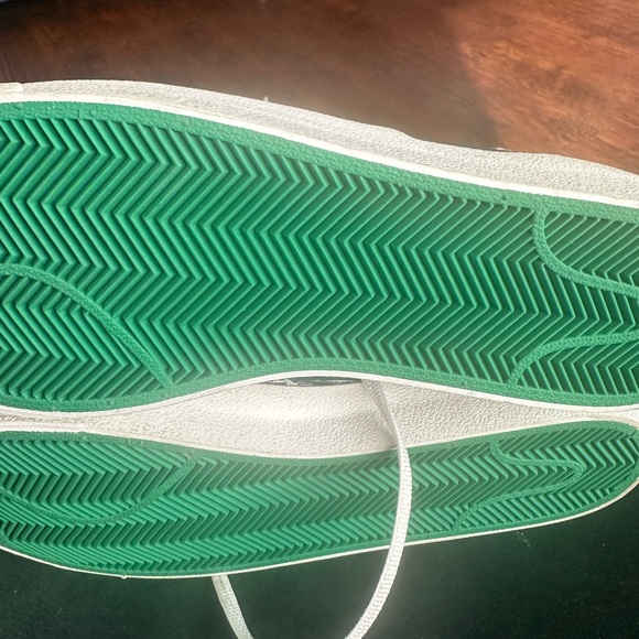 Nike High-Tops with Red and Green Design - Picture 5 of 6